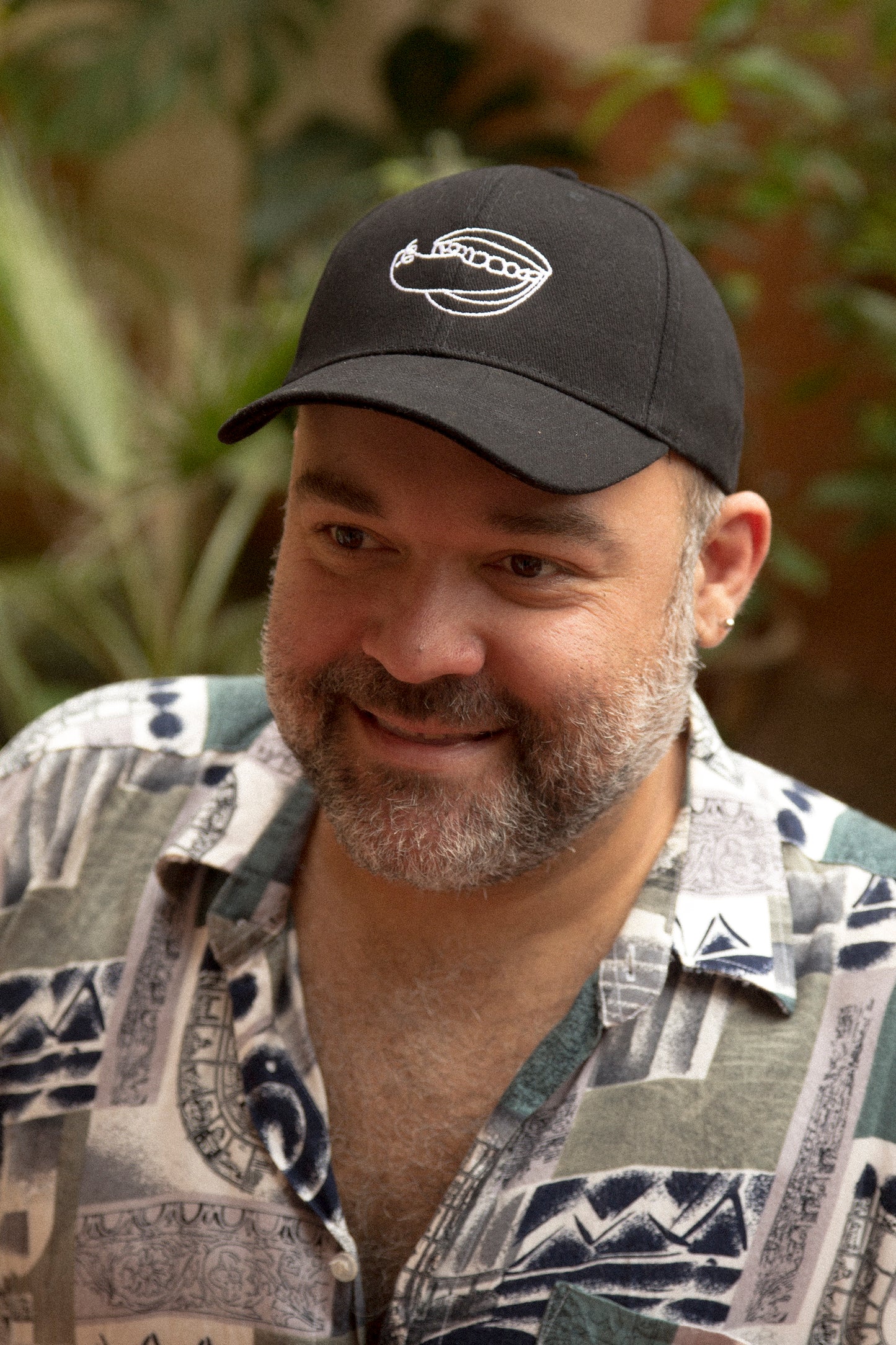 GORRA NEGRA EN LA PUNTA DE LA LENGUA
