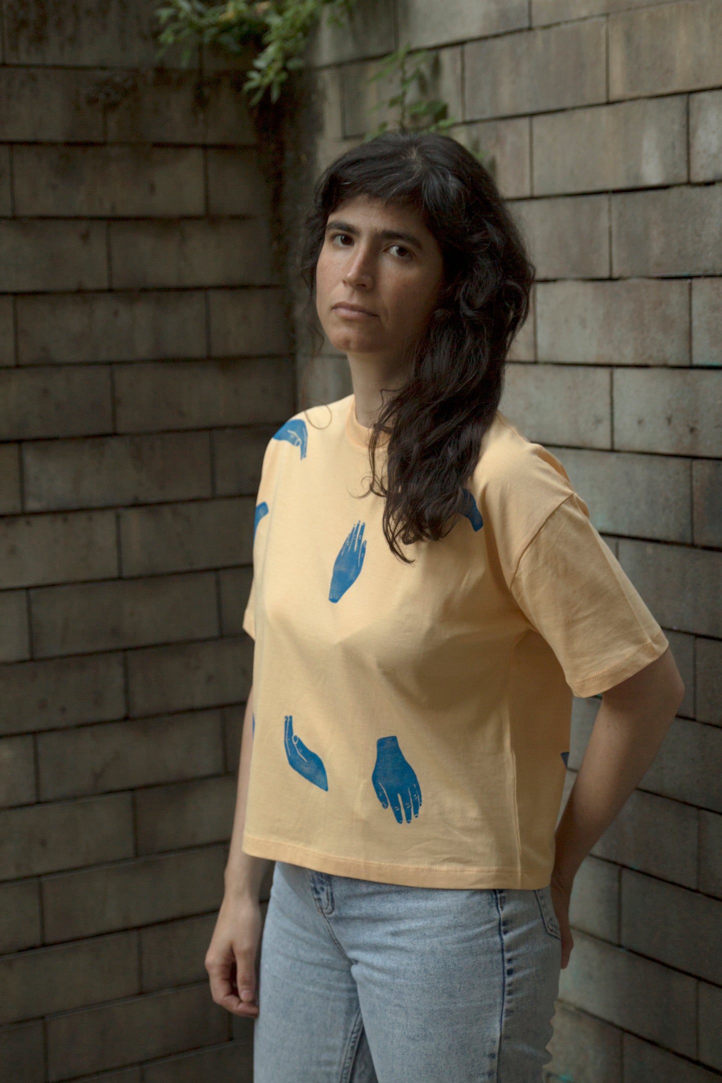 'Hands' T-shirt - Limited Edition | Ana Mundana