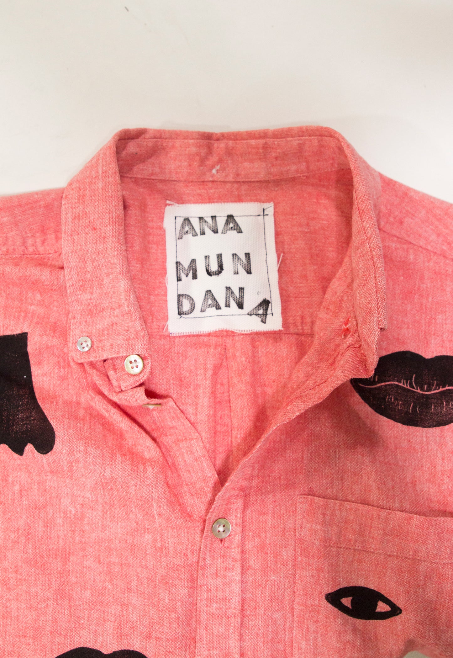 Camisa boca, nariz, ojo, oreja