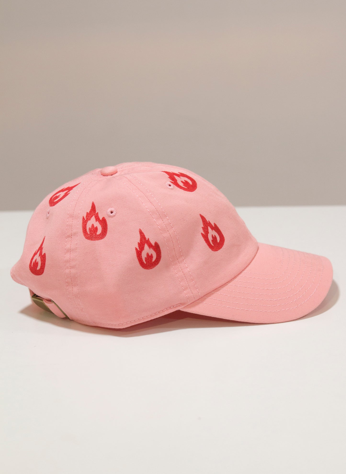 Gorra rosa de fuegos