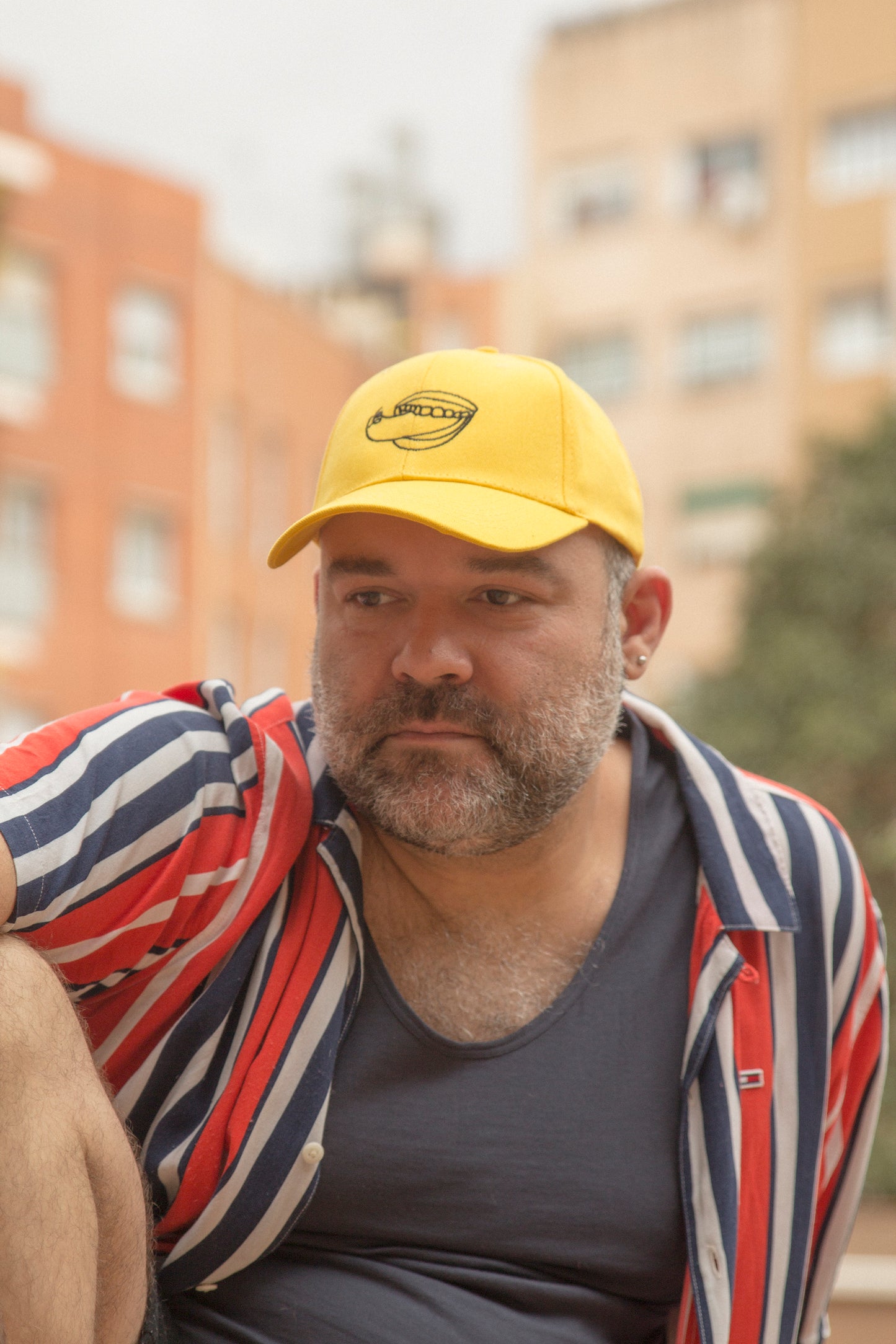 GORRA AMARILLA EN LA PUNTA DE LA LENGUA