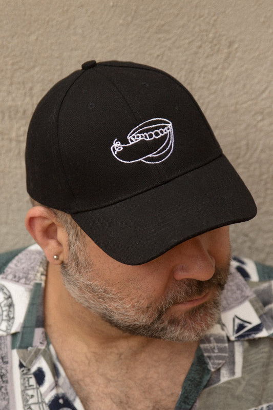 GORRA NEGRA EN LA PUNTA DE LA LENGUA