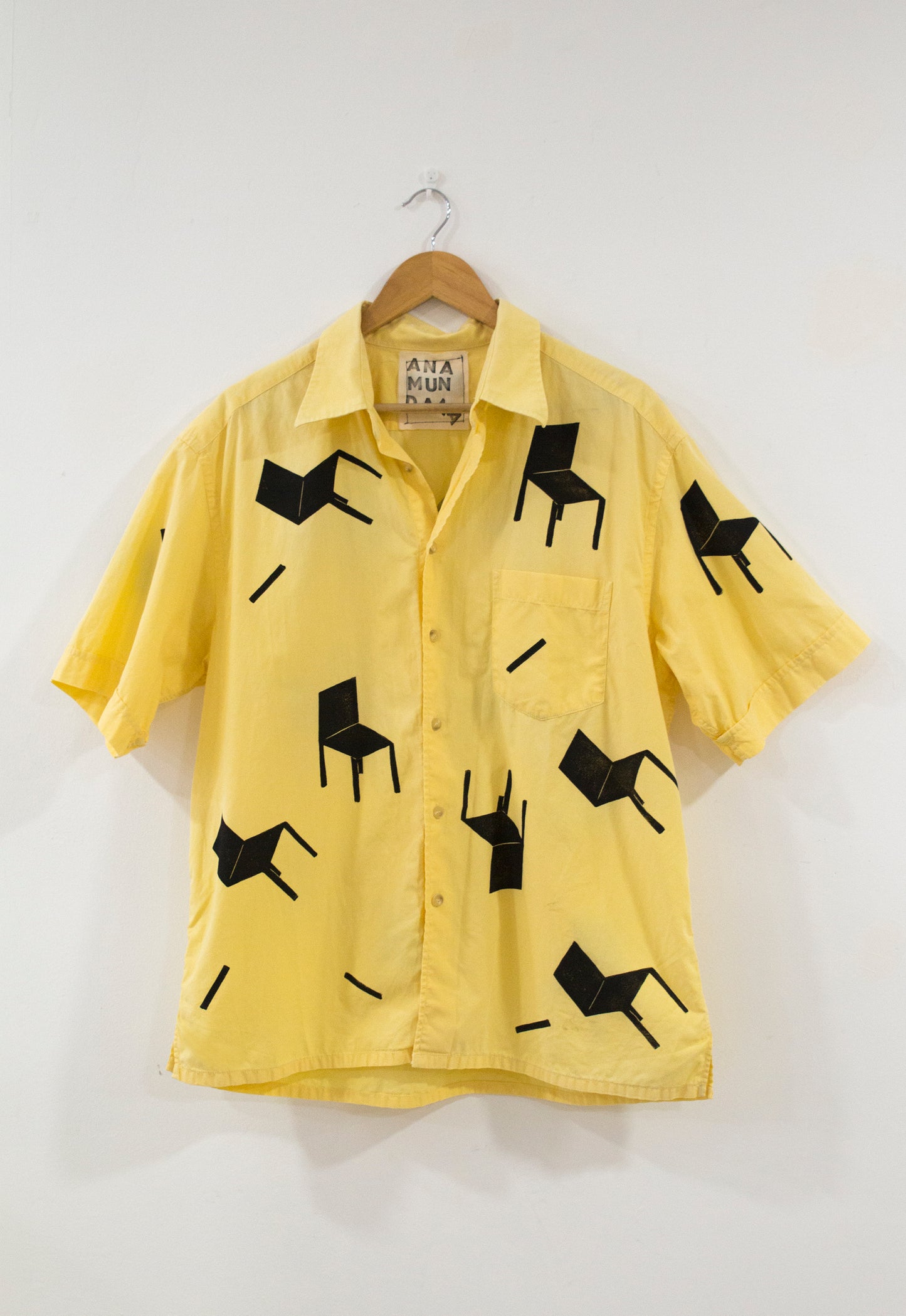 Camisa amarilla sillas