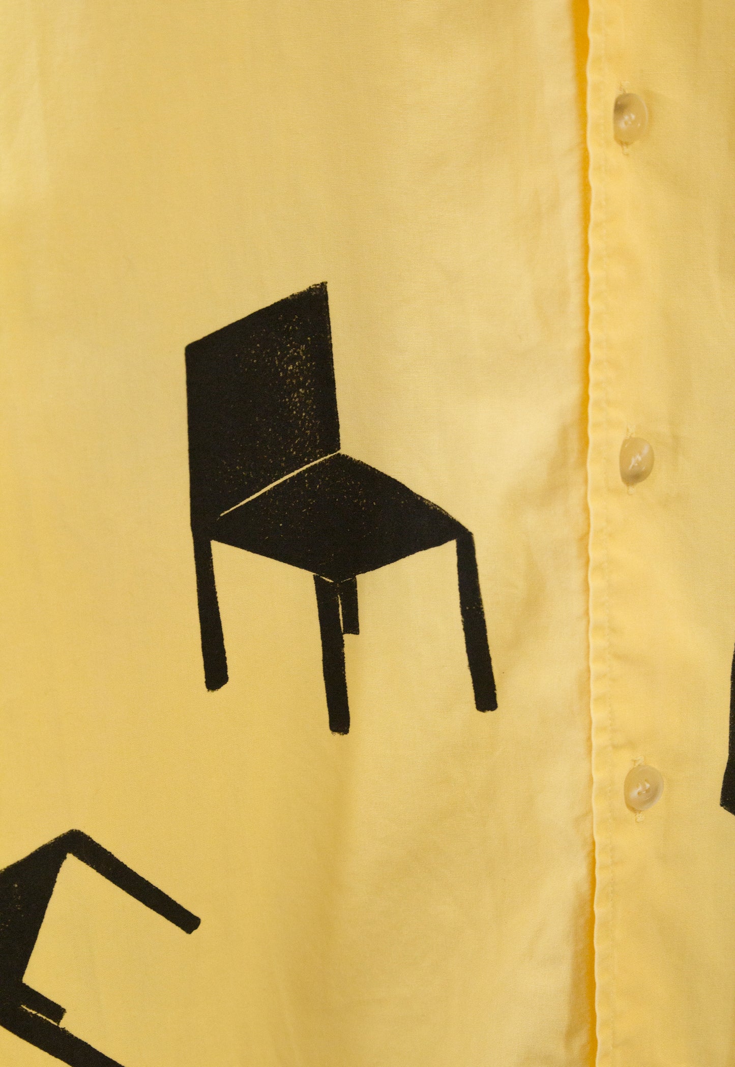 Camisa amarilla sillas