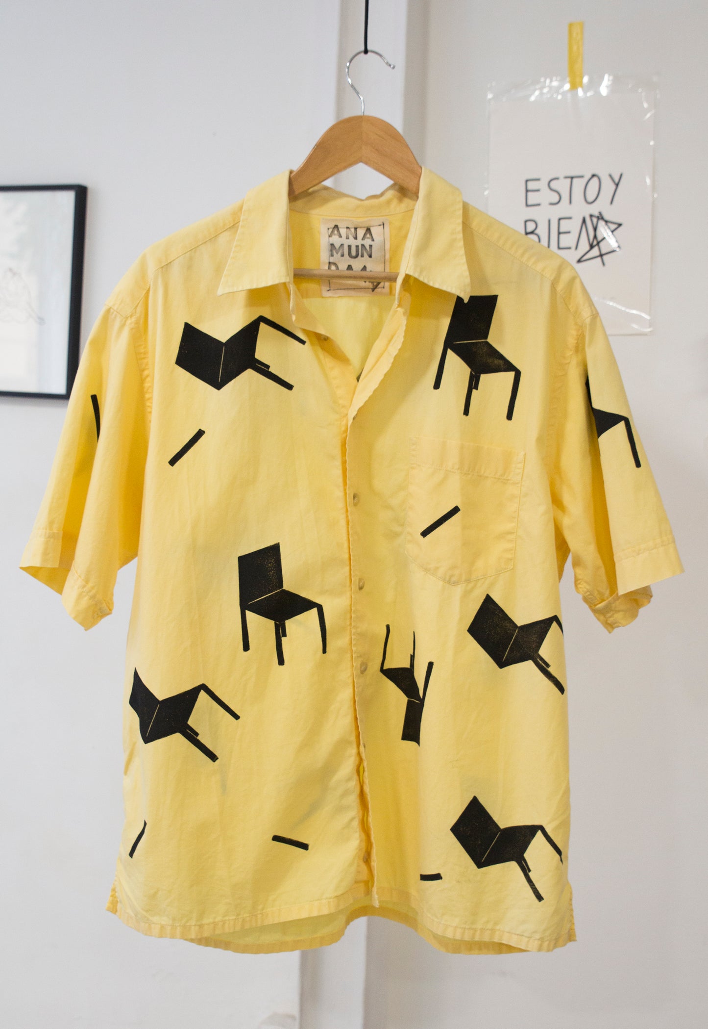Camisa amarilla sillas