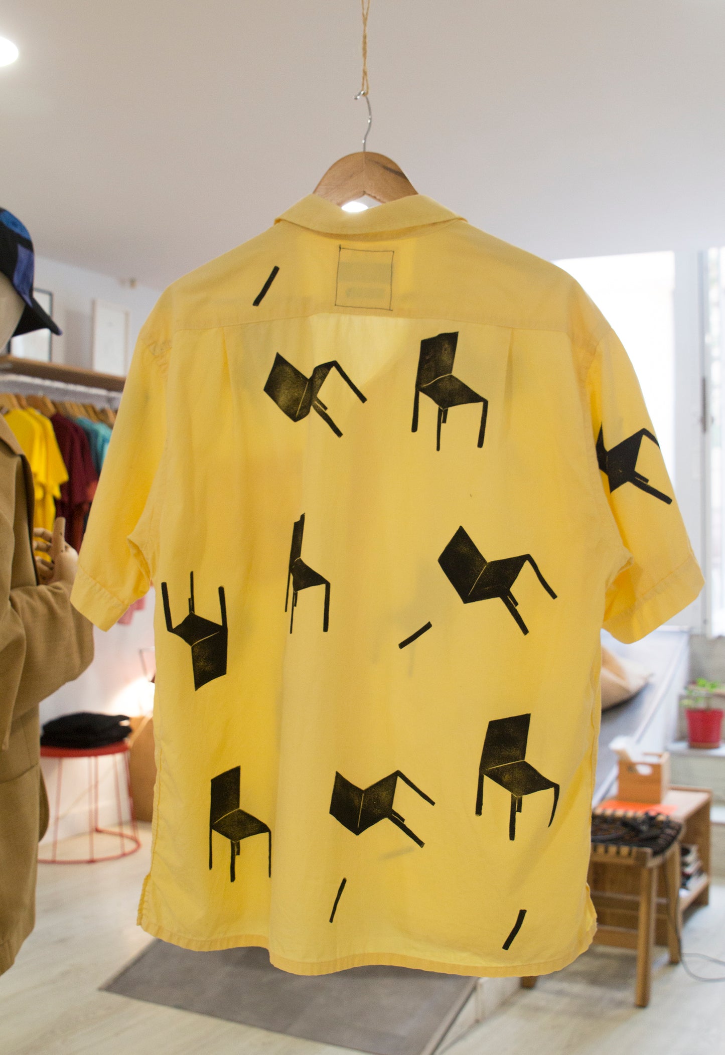 Camisa amarilla sillas