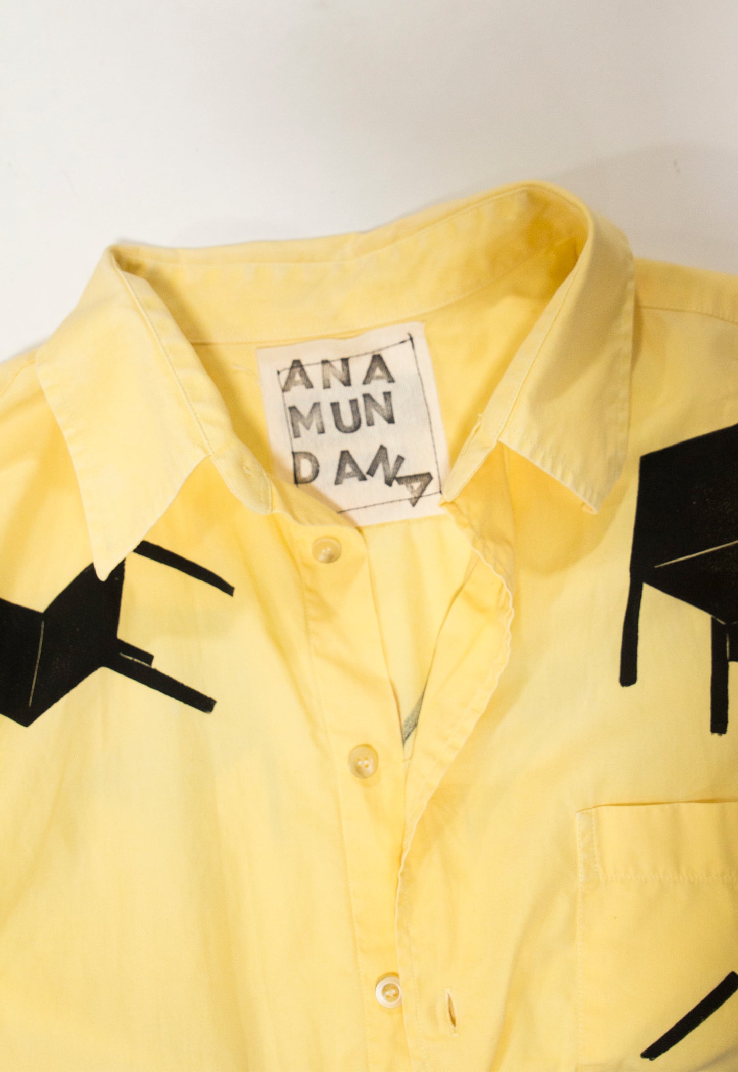 Camisa amarilla sillas