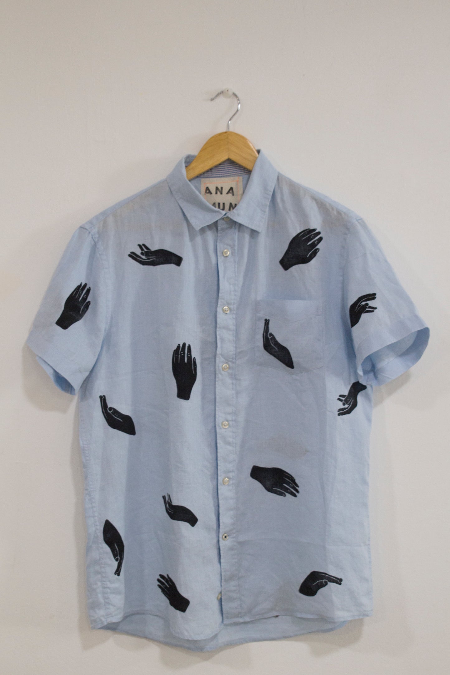 Camisa de lino estampada con  manos