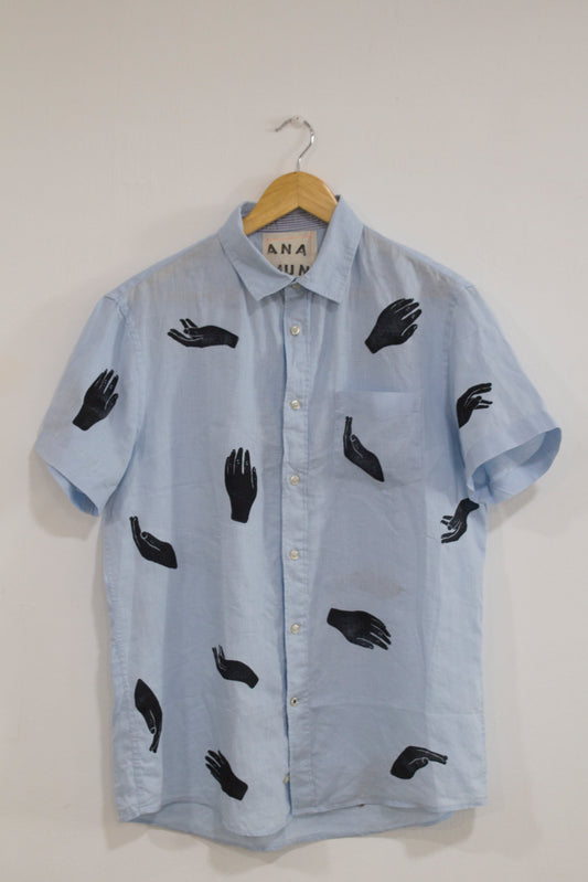 Camisa de lino estampada con  manos