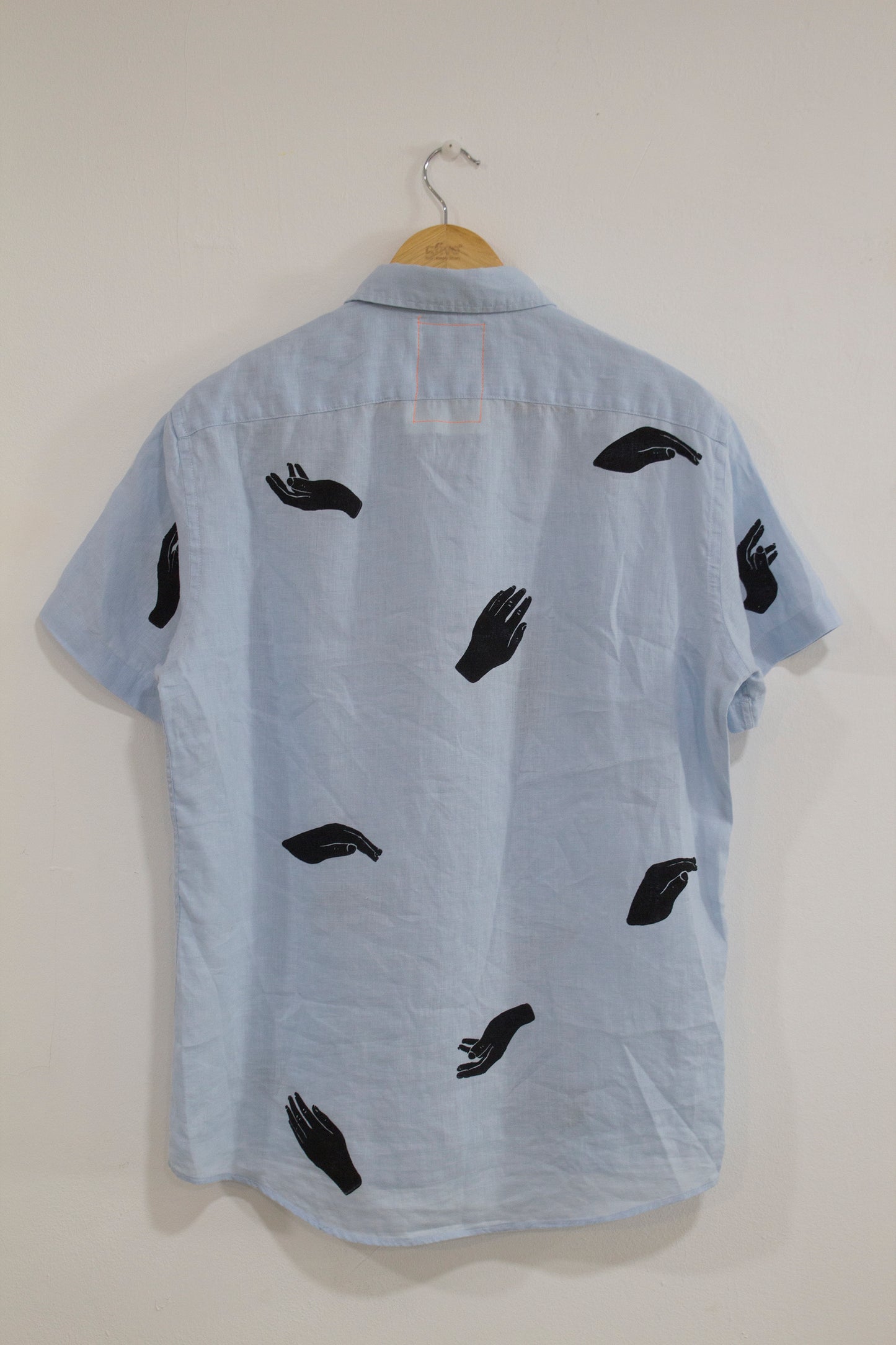 Camisa de lino estampada con  manos