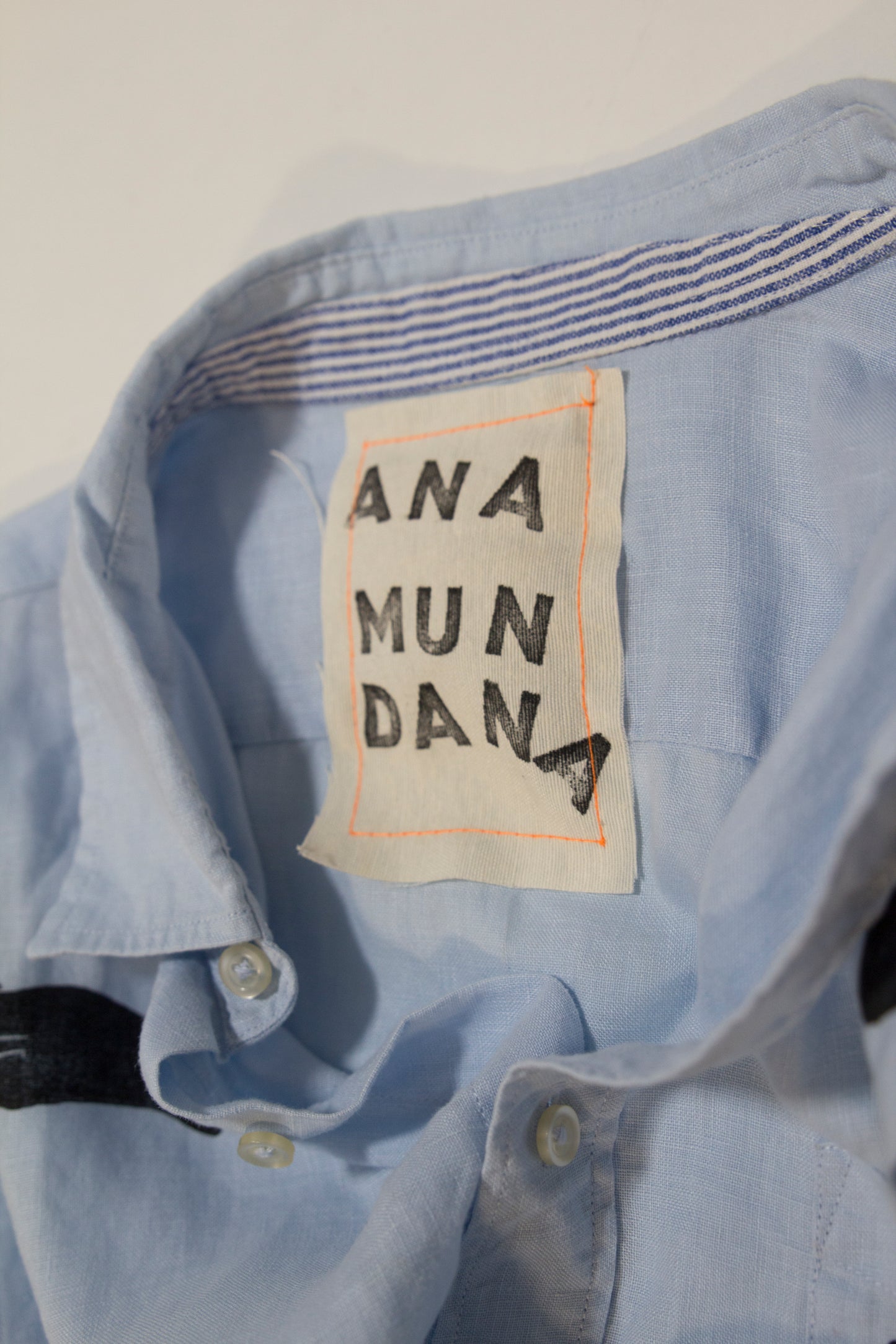 Camisa de lino estampada con  manos
