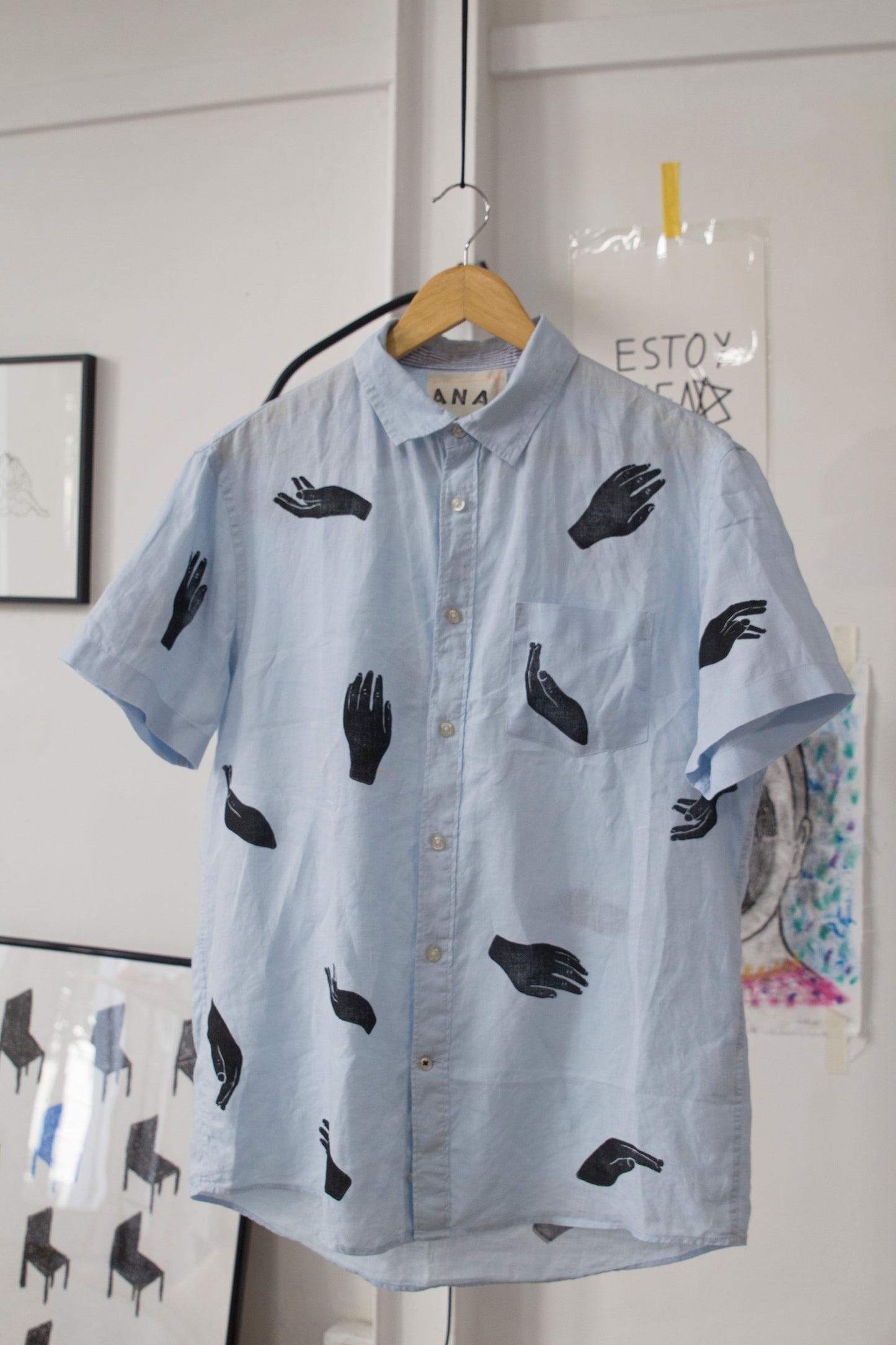 Camisa de lino estampada con  manos