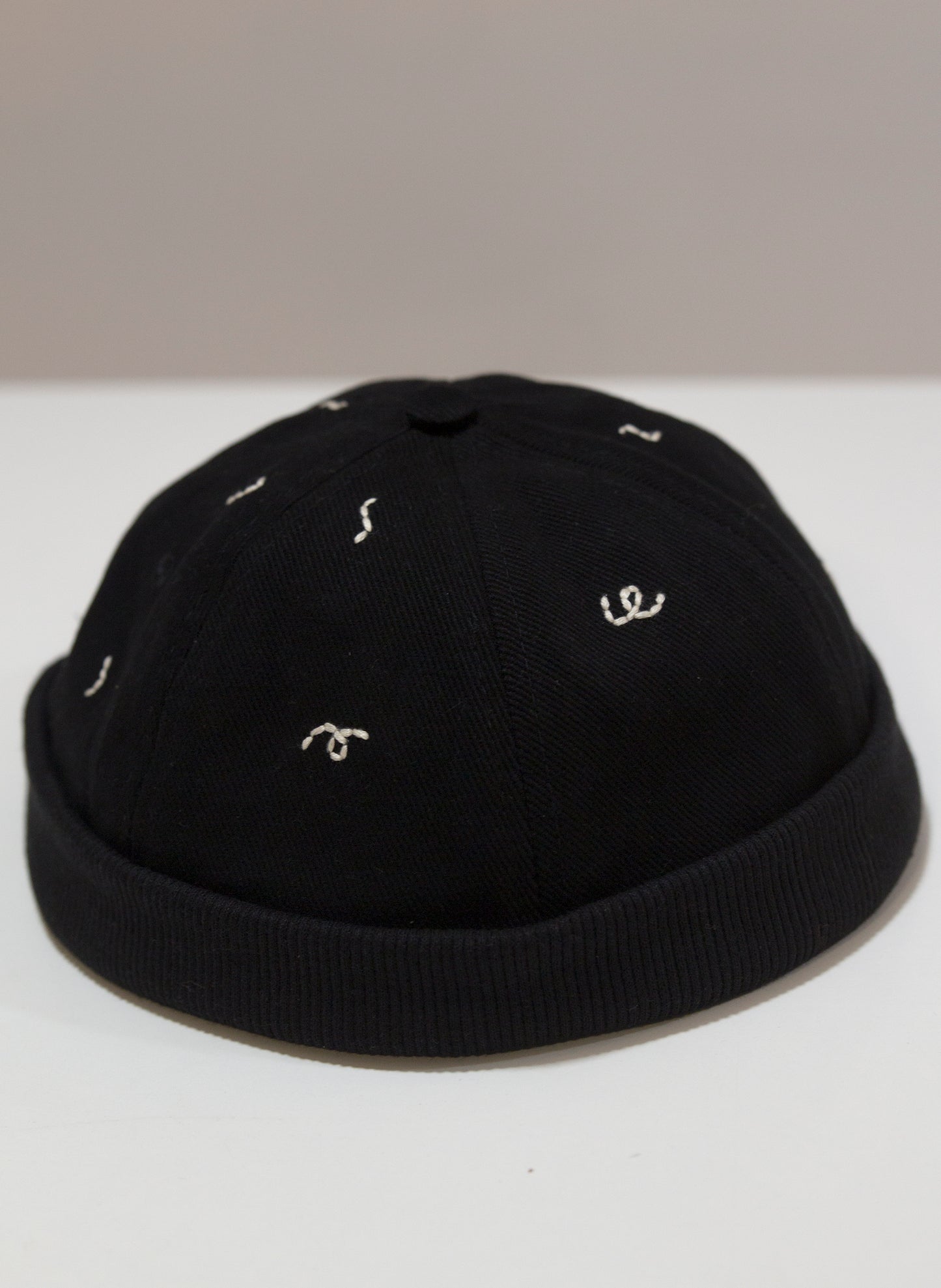 Gorra negra bordada a mano