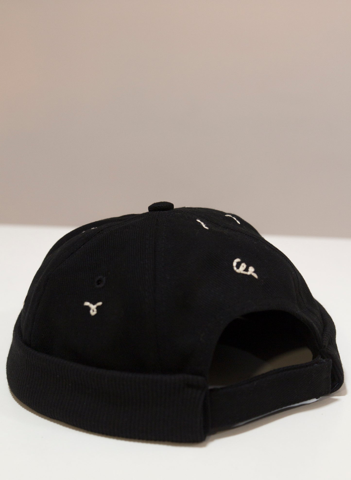 Gorra negra bordada a mano