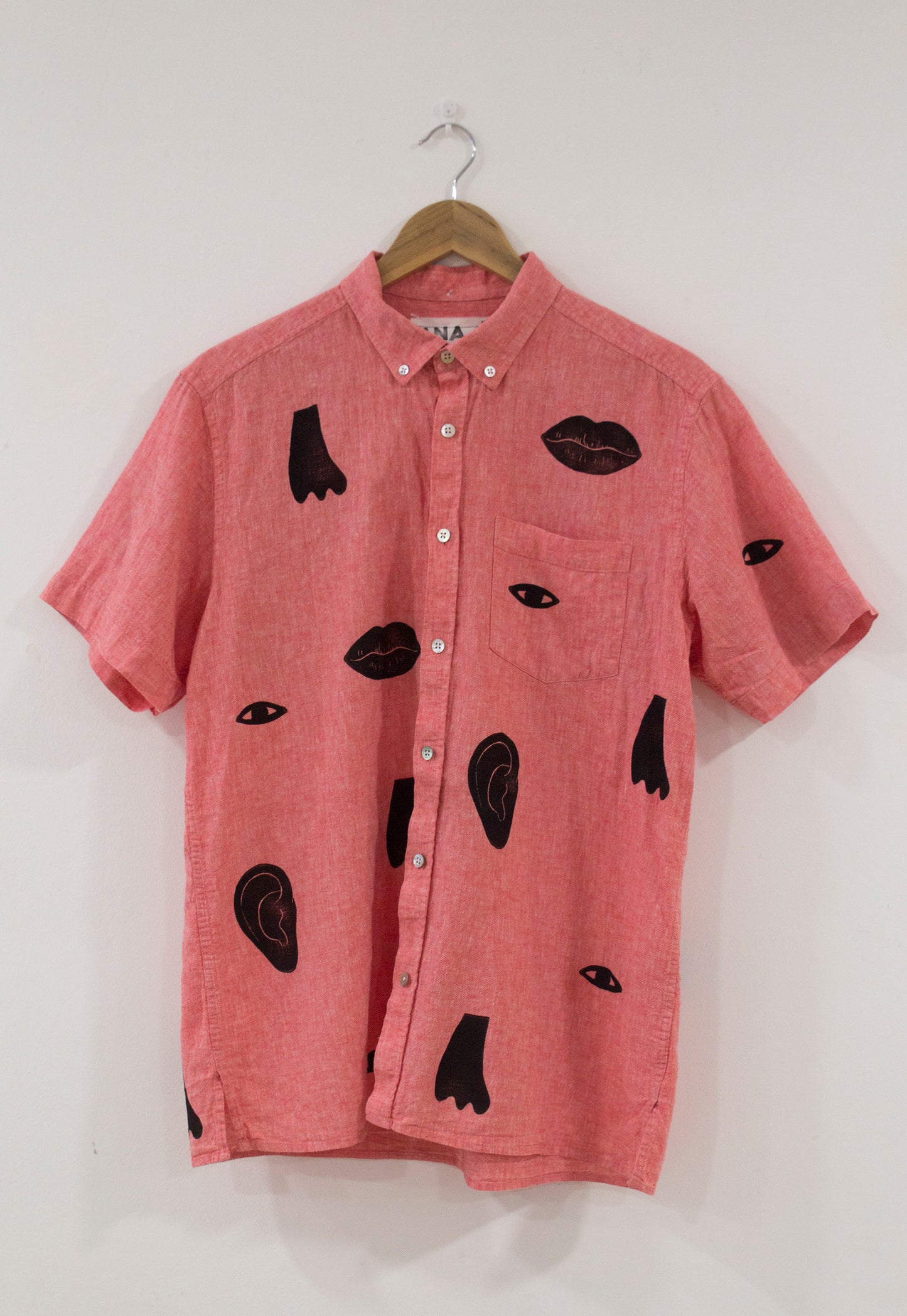 Camisa boca, nariz, ojo, oreja