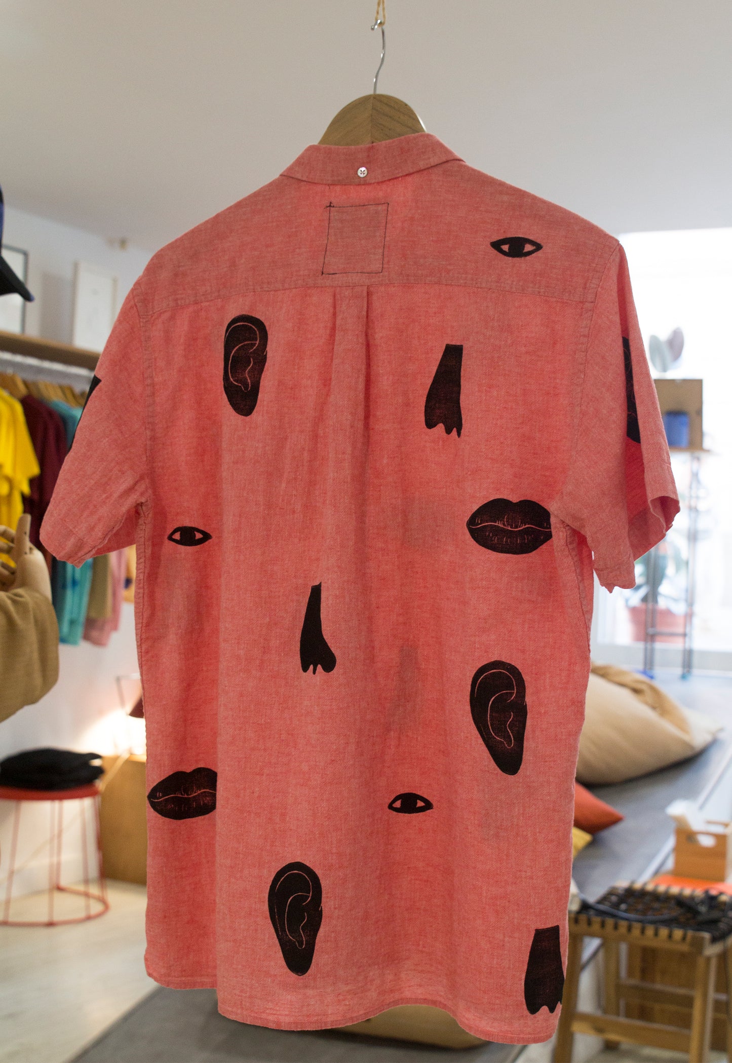 Camisa boca, nariz, ojo, oreja