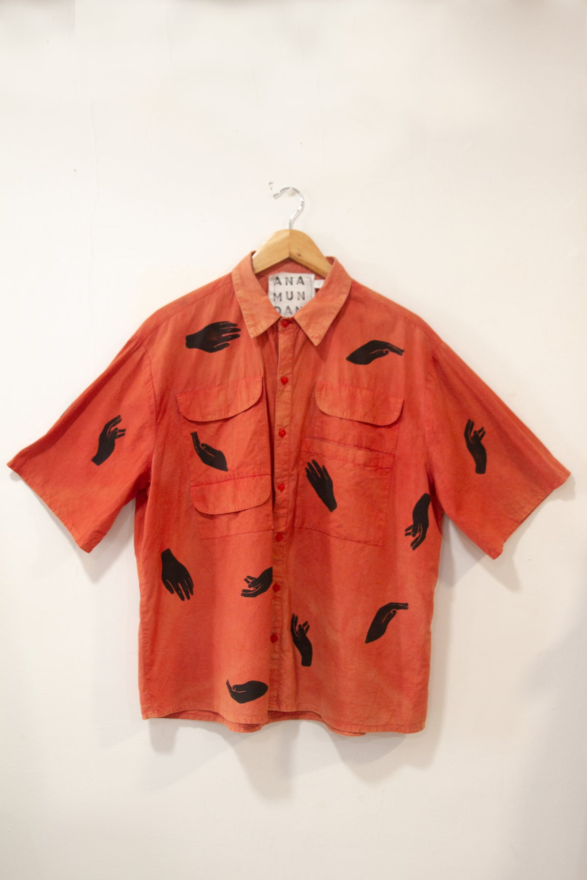 Camisa roja manos