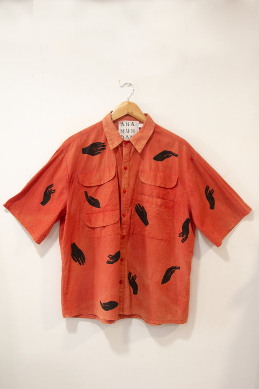 Camisa roja manos