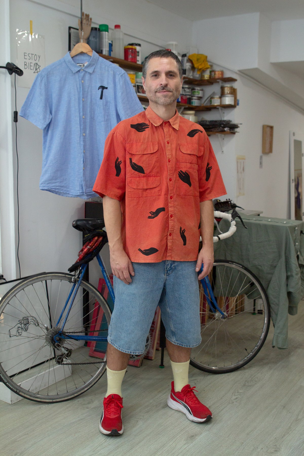 Camisa roja manos