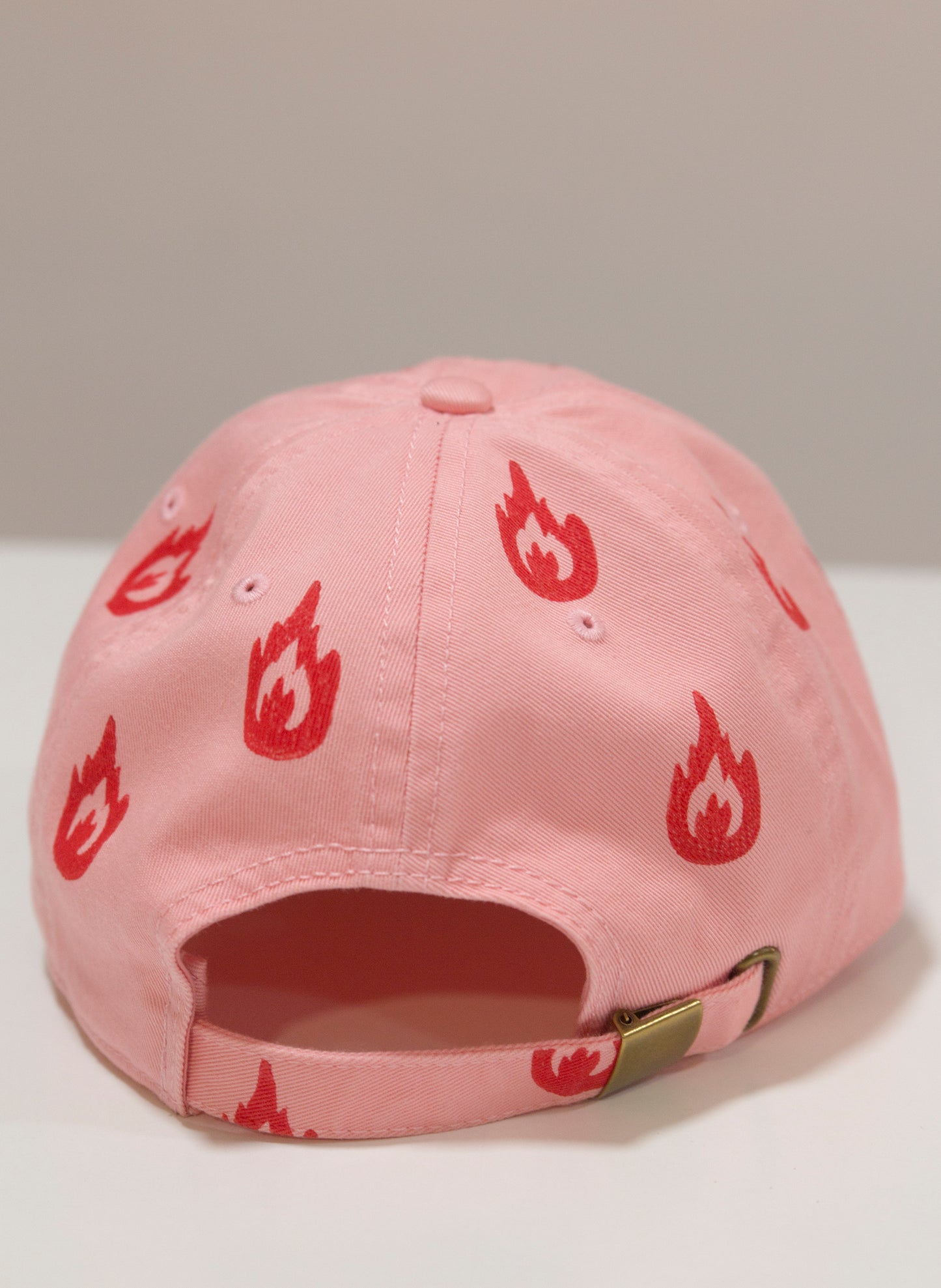 Gorra rosa de fuegos